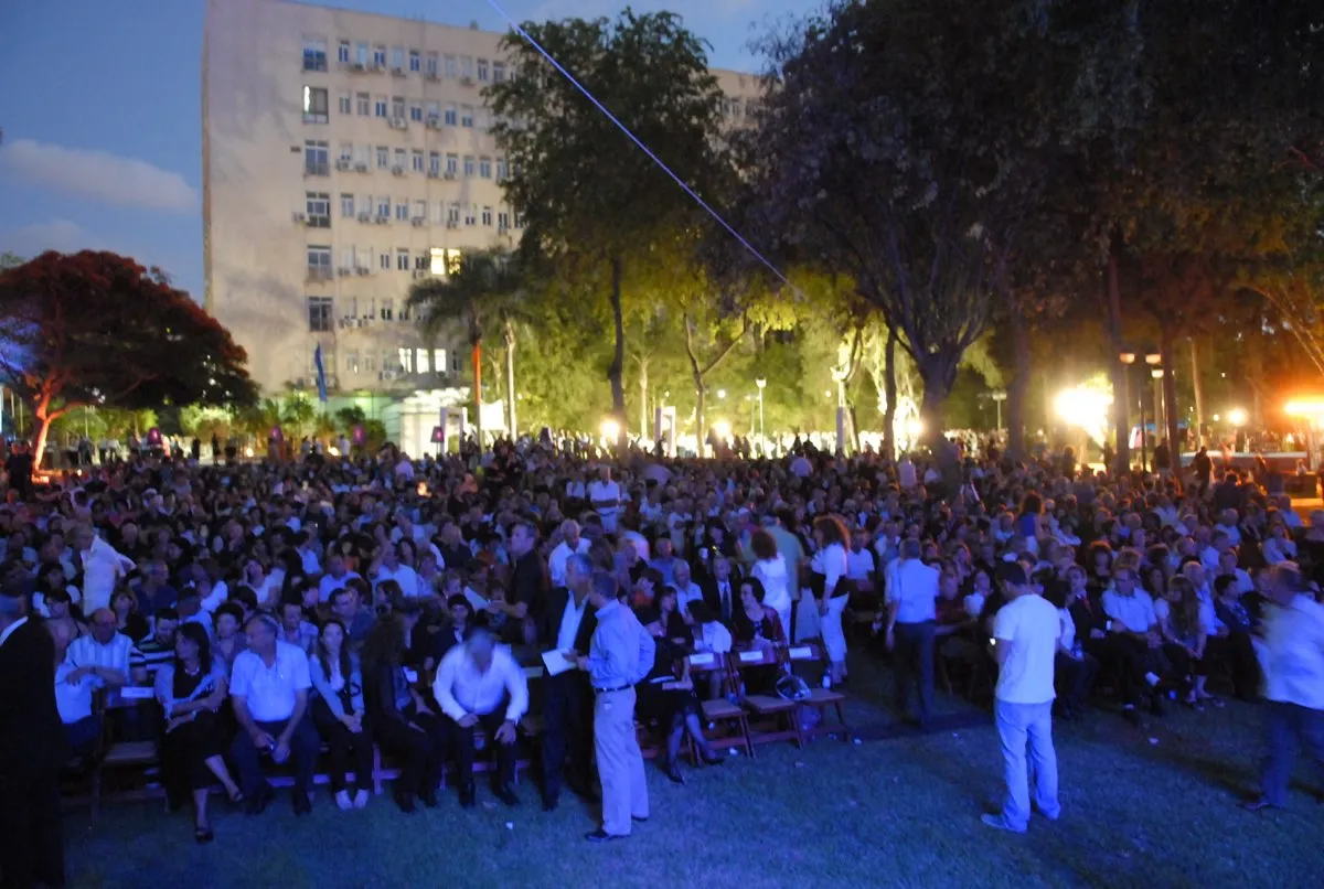קהל גדול בערב על הדשא מול במה